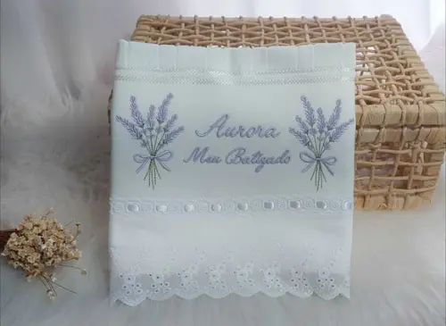 Toalha Batizado Bordada Ramos de Lavanda