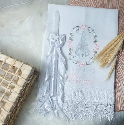 Toalha Batizado Linho Nossa Senhora Delicado + Vela