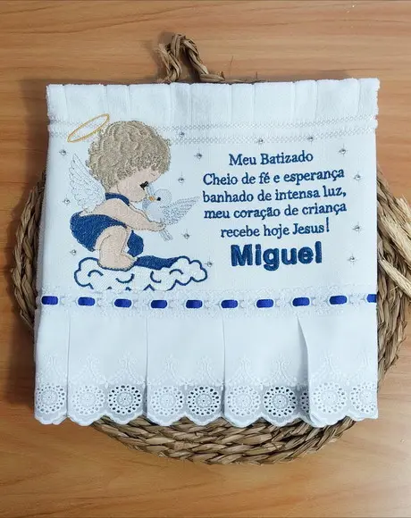 Toalha bordada batizado