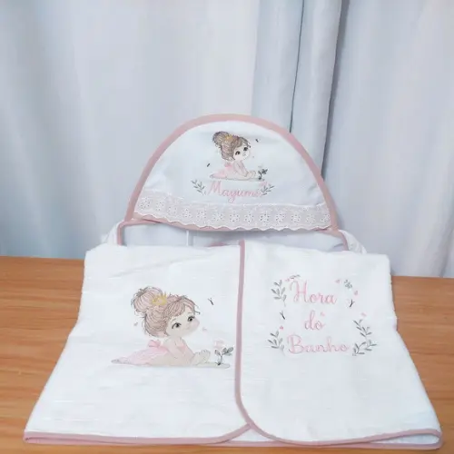 Toalha com Capuz Premium Luxo Menina Bonequinha Bordado