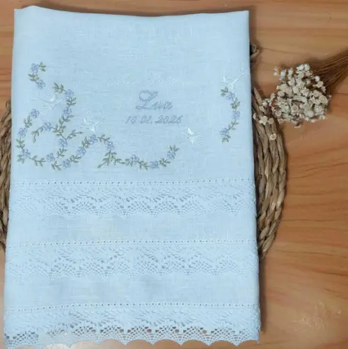 Toalha Linho Delicado Batizado Bordado Floral com Pomba