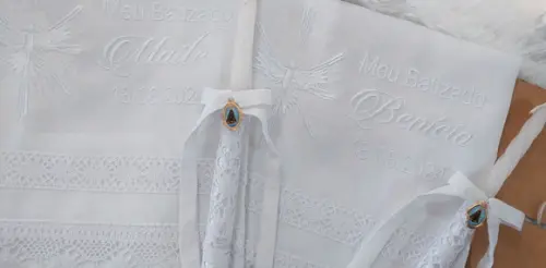 Toalha Linho Espírito Santo Nossa Senhora + Vela Batizado