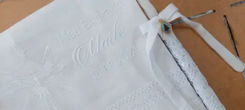 Toalha Linho Espírito Santo Nossa Senhora + Vela Batizado
