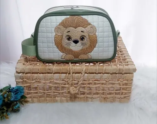 Kit Necessaire e Porta Documentos Luxo Bebê Leão Safari Luxo