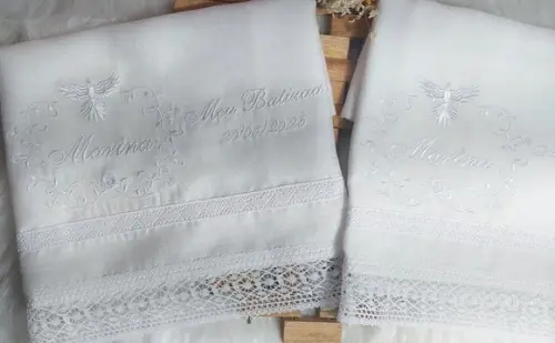 Kit Toalha e Fralda Batizado Floral Delicada Bordada