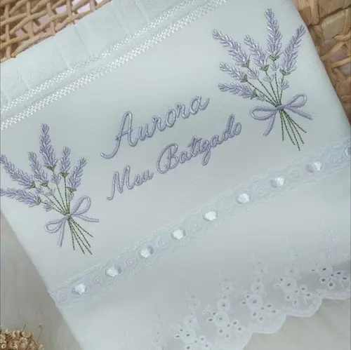 Toalha Batizado Bordada Ramos de Lavanda