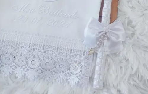 Toalha Batizado Linho Espírito Santo Branco Delicado + Vela