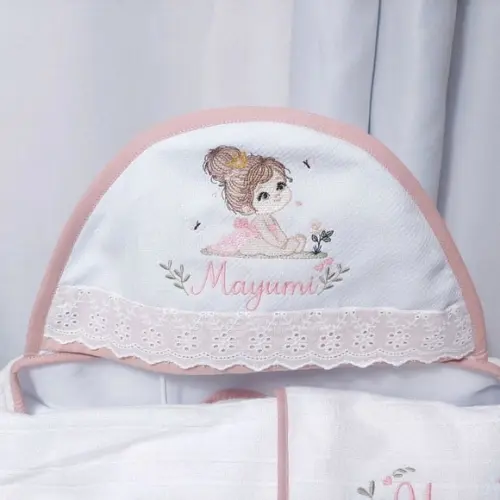 Toalha com Capuz Premium Luxo Menina Bonequinha Bordado
