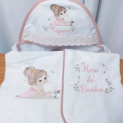 Toalha com Capuz Premium Luxo Menina Bonequinha Bordado