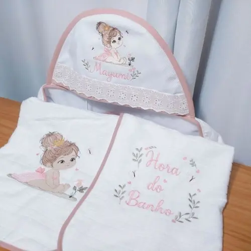 Toalha com Capuz Premium Luxo Menina Bonequinha Bordado