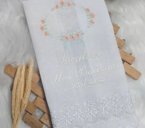 Toalha Linho Batizado Floral Delicado Espírito Bordado