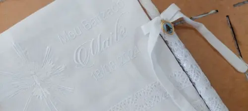 Toalha Linho Espírito Santo Nossa Senhora + Vela Batizado