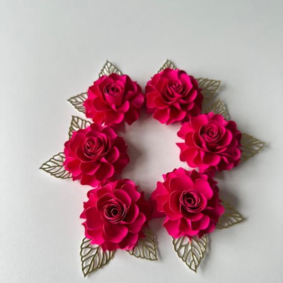 Flor de Papel com Folhas para Topo de Bolo