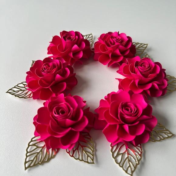 Flor de Papel com Folhas para Topo de Bolo
