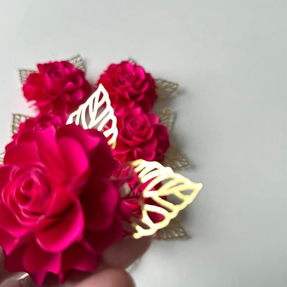 Flor de Papel com Folhas para Topo de Bolo