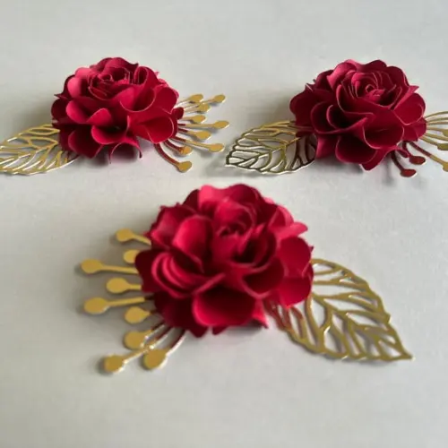 Flor de Papel com Folhas para Topo de Bolo