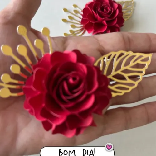 Flor de Papel com Folhas para Topo de Bolo