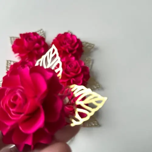 Flor de Papel com Folhas para Topo de Bolo