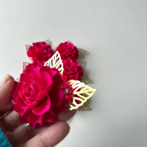 Flor de Papel com Folhas para Topo de Bolo