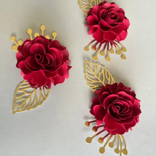 Flor de Papel com Folhas para Topo de Bolo