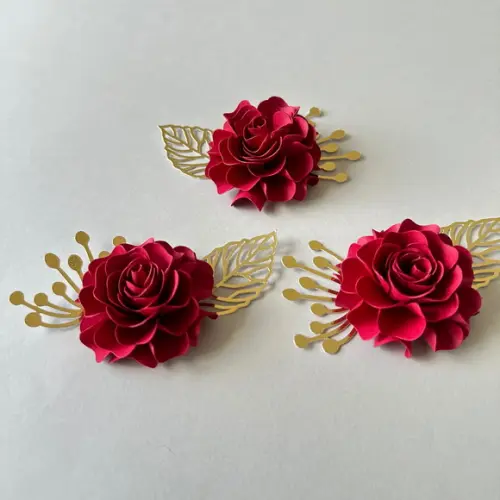 Flor de Papel com Folhas para Topo de Bolo