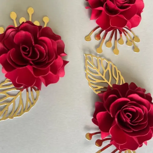 Flor de Papel com Folhas para Topo de Bolo
