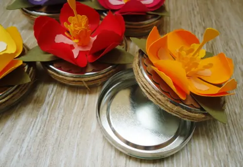 Latinha com Flor de Hibisco