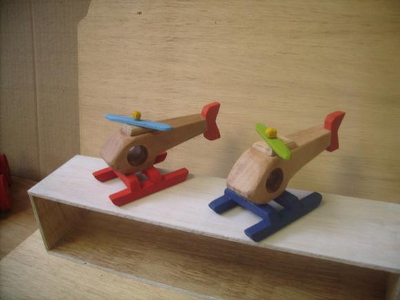 1 Helicóptero de Madeira- Modelo Esquilo