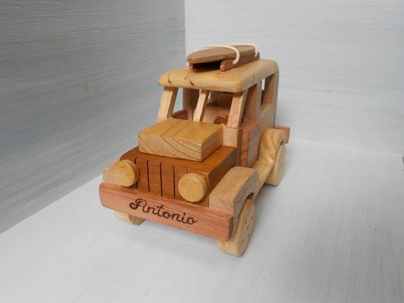 Jeep de Madeira com Rack e Prancha