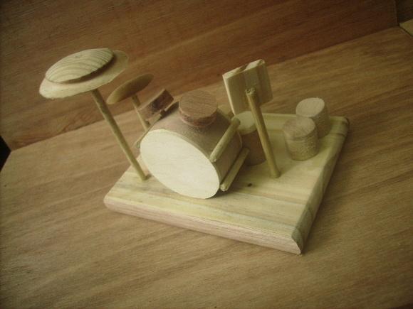 Miniatura de Bateria de madeira