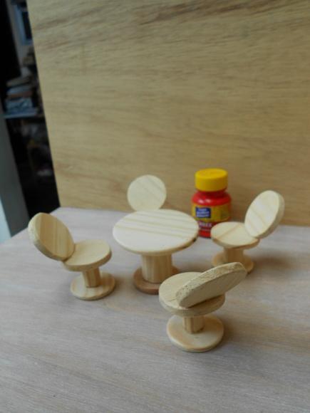 Miniatura de Mesa com Cadeiras Redondas