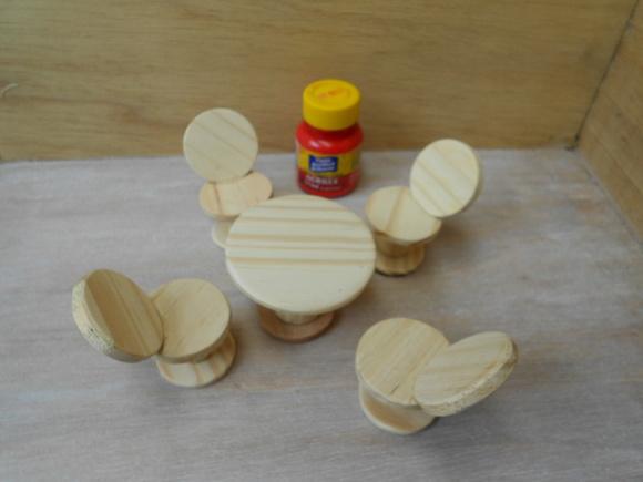 Miniatura de Mesa com Cadeiras Redondas
