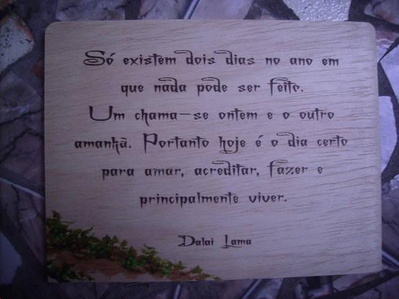 placa com frase do Dalai Lama