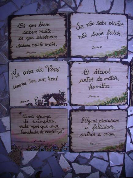 placas com gravações de temas diversos
