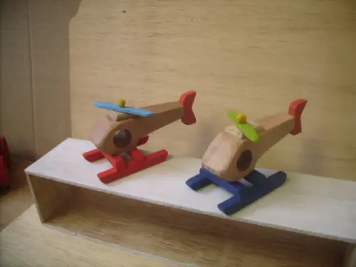 1 Helicóptero de Madeira- Modelo Esquilo