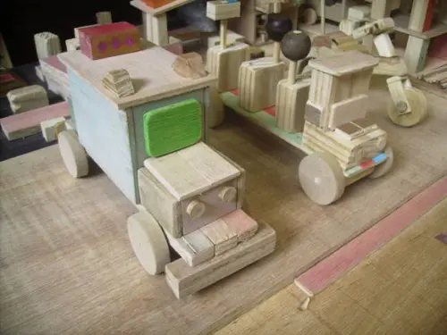 caminhão e carrinhos