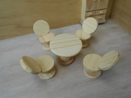 Miniatura de Mesa com Cadeiras Redondas
