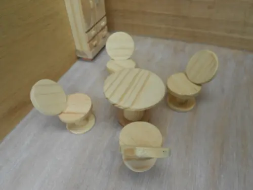 Miniatura de Mesa com Cadeiras Redondas