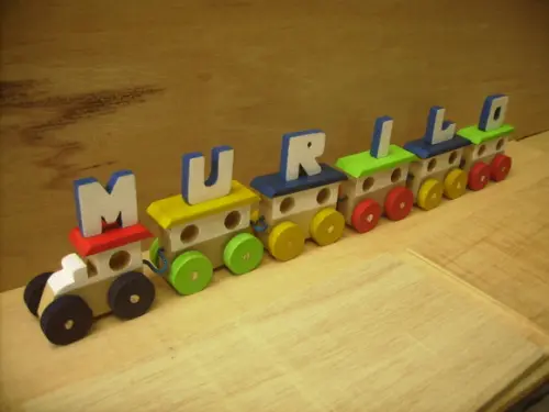 Trenzinho com nome multicolorido