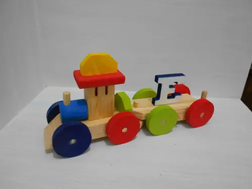 Trenzinho multicolorido com inicial