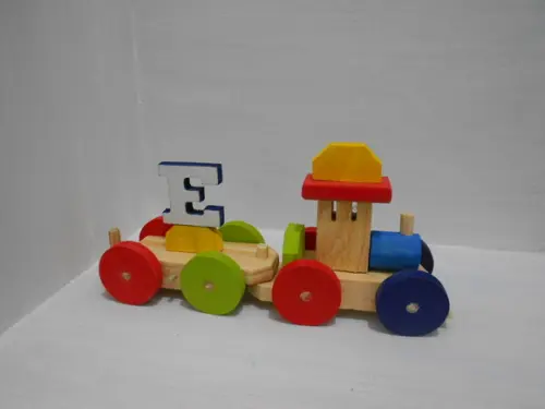 Trenzinho multicolorido com inicial