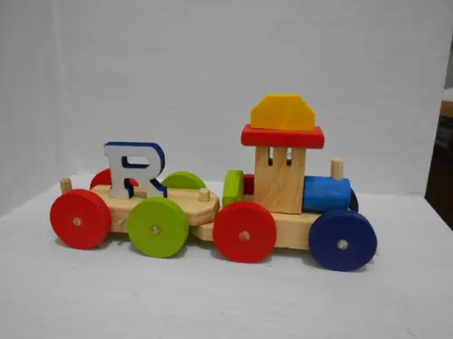 Trenzinho multicolorido com inicial
