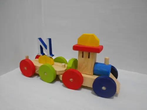 Trenzinho multicolorido com inicial