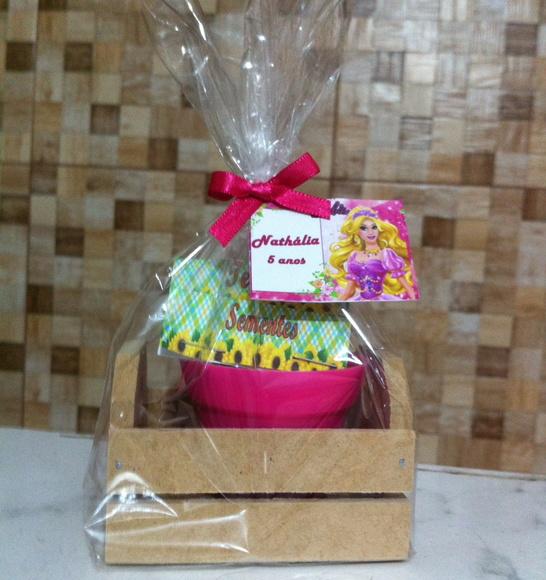 Lembrancinha plantio caixote Barbie