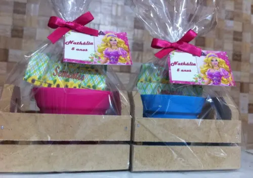Lembrancinha plantio caixote Barbie