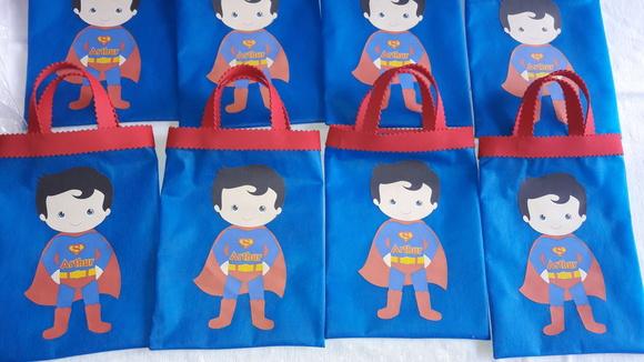 Sacolinha com Livrinho de Colorir Super Homem Baby