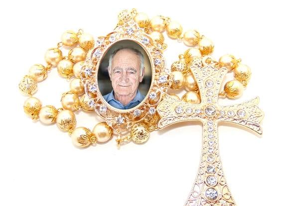 Terço de Noiva perolas relicario com foto dourado