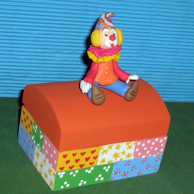 Palhacinho de biscuit no baú patchwork