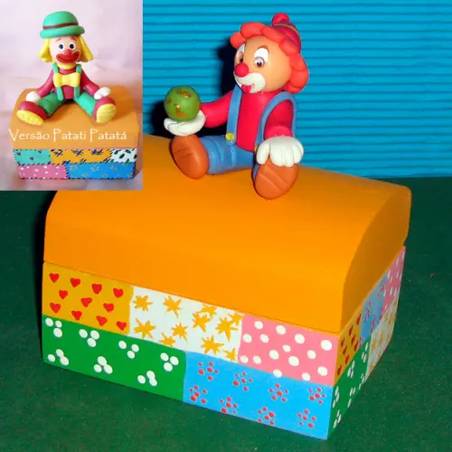 Palhacinho de biscuit no baú patchwork