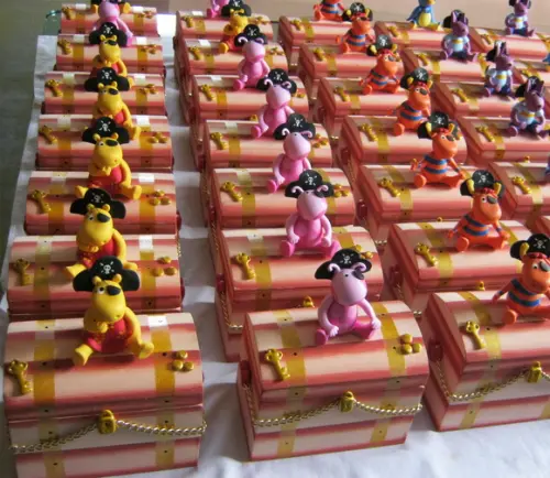 baú mdf dos backyardigans  CENTRO DE MESAS